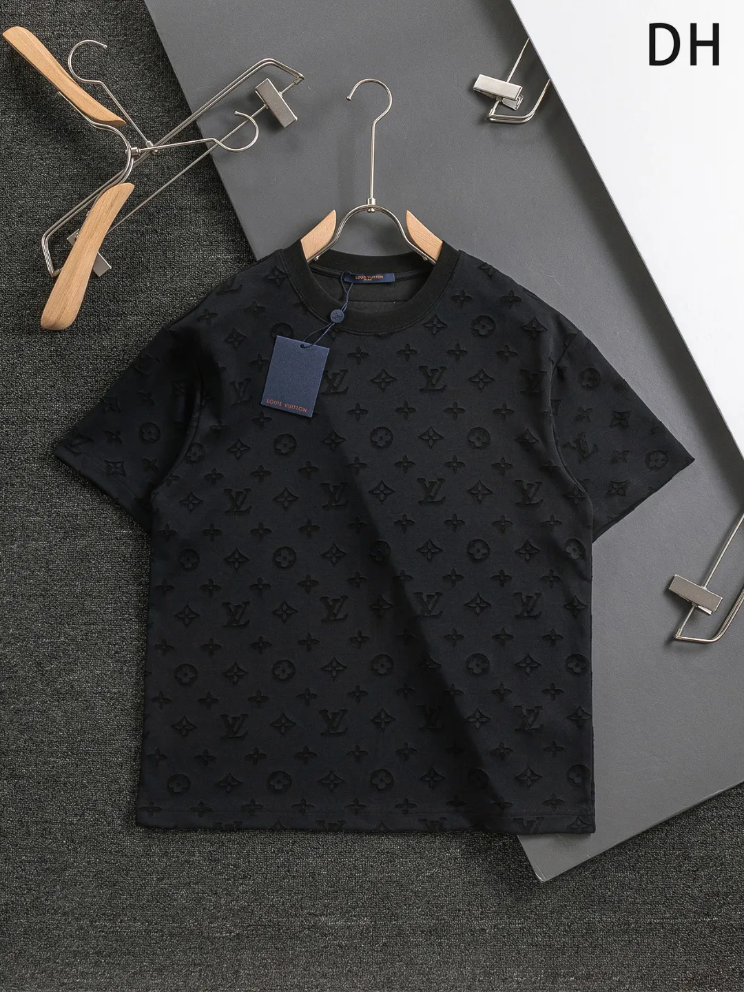 🅿️200 Louis Vuitton Louis Vuitton 1V slightly wide version S-XL 25SS LV new product counter catwalk style full body cut burnt letter logo heavy craftsmanship same style for men and women! Short-sleeves are not the same as the general public, but must be unique and eye-catching. This LV short-sleeves is all about quality, comfort, consistent style, fashion, including fabrics and cutting techniques, all of which have been made with great effort! 320 grams of washed pure cotton fabric, pure cotton is breathable, very refreshing and comfortable for daily wear. The rib knitting on the neckline is smooth and tight, and the neckline will not be skewed if you toss it at will. The loose version, you will find that it looks really good on the upper body. The overall is minimalist and neat, super versatile for daily use! Pair it casually with a pair of pants for a youthful look. A T-shirt will make your outfit crazy. It is a fashionable item that can never go wrong! Black, white, blue purple Size: S-XL Size chart: S: Shoulder width 50-Bust 54-Length 70 M: Shoulder width 52-Bust 56.5-Length 72 L: Shoulder width 54-Bust 59-Length 74 XL: Shoulder width 56-Bust 61.5-Length 76